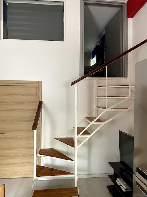 Comfy Apartment With Low Ceiling Attic Athens Exterior photo