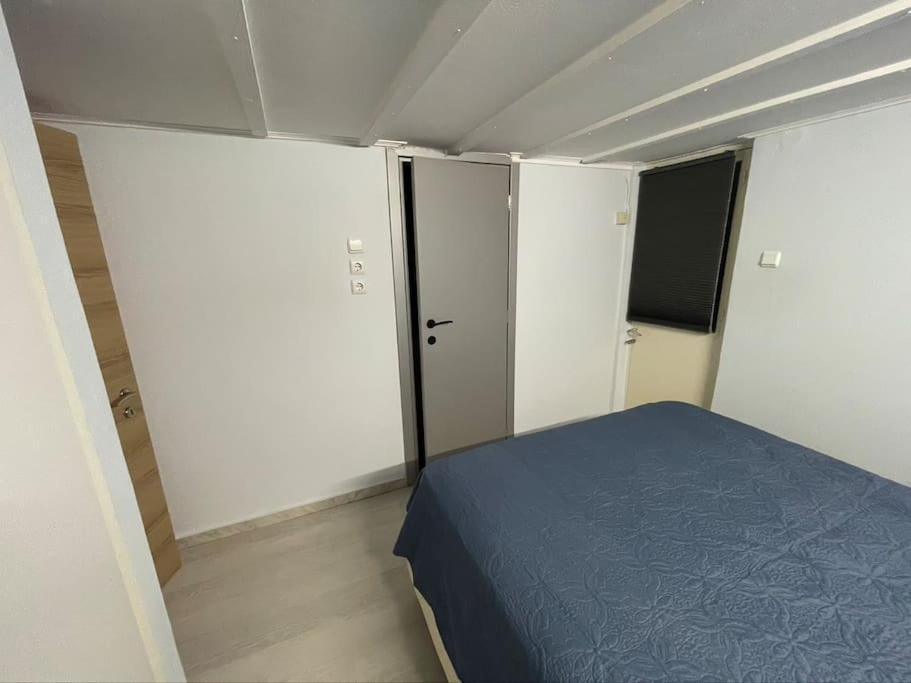 Comfy Apartment With Low Ceiling Attic Athens Exterior photo
